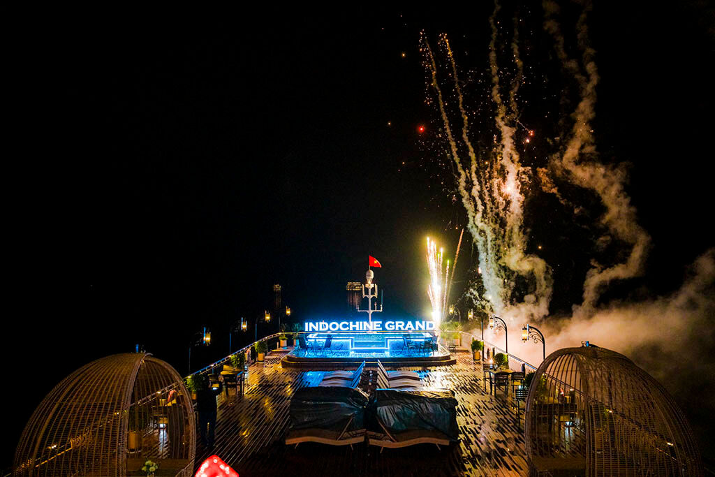 Unwind in elegance while cruising Halong Bay’s tranquil waters.